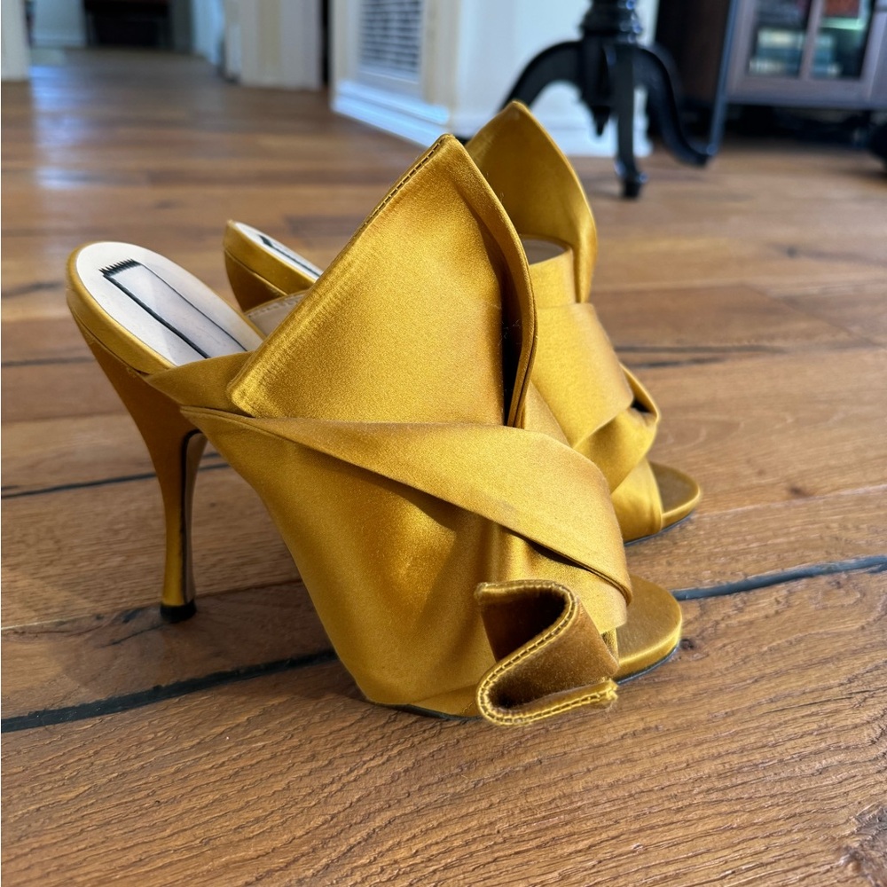 No. 21 satin tie heel